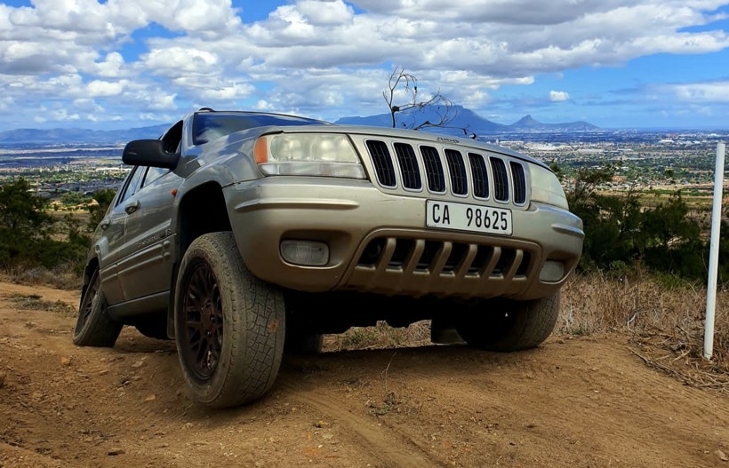 Jeep Grand Cherokee on the hilltop section with Table Mountain in the background