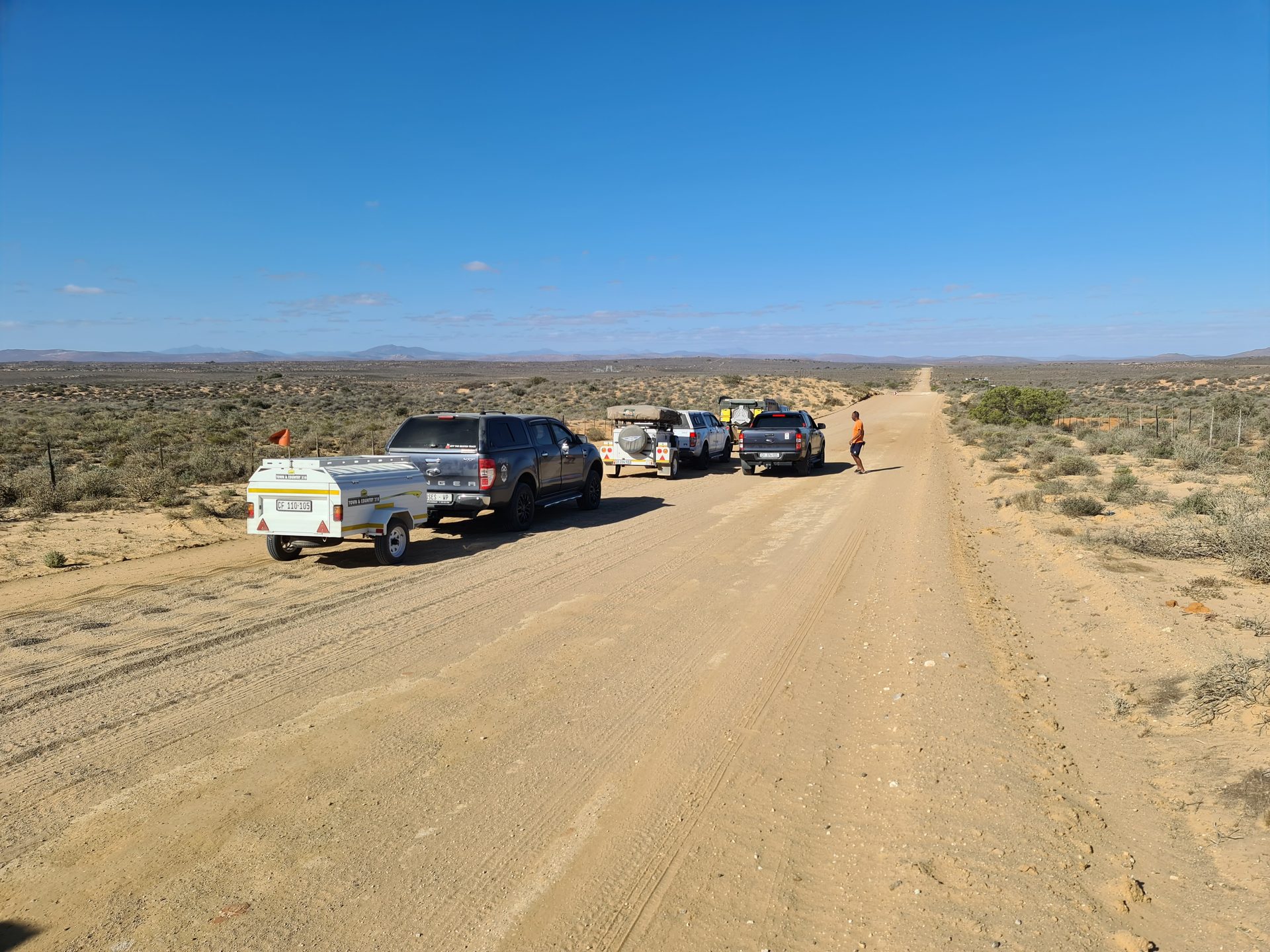 The convoy paused on the road to Koingnaas
