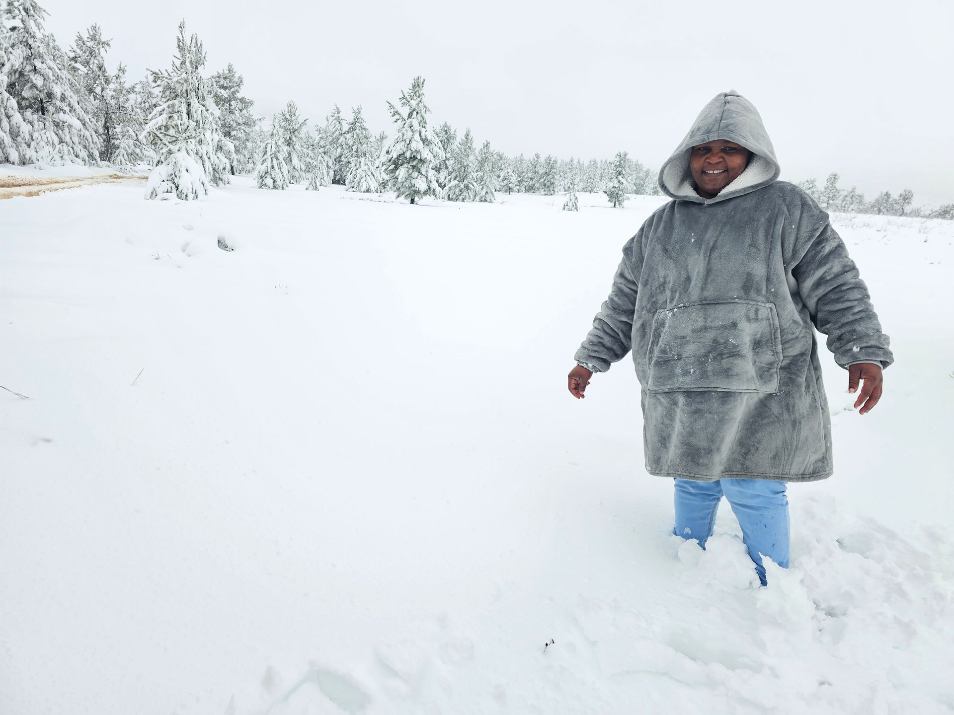Both vehicles out — driving out through the snow after self-recovery